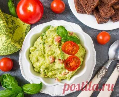 Дип из авокадо с фетой и помидорами на Вкусном Блоге Найти хорошее спелое авокадо в наших широтах – большая удача. Поэтому когда я его нахожу – хватаю 🙂 Сегодня я предлагаю приготовить из авокадо вариацию на тему гуакамоле (дефолтный рецепт есть в блоге уже очень давно). Я решила добавить в него раскрошенную фету и не ошиблась – этот сыр отлично…