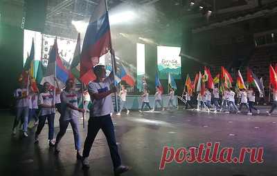 Парад флагов более 80 стран мира открыл молодежный форум "Евразия Global" в Оренбурге. Губернатор Оренбургской области Денис Паслер, приветствуя участников и гостей форума, отметил, что именно молодежи предстоит строить мир будущего