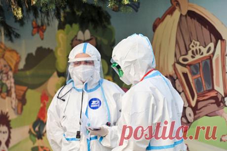 Российские врачи заявили о появлении новых симптомов COVID-19 у детей. В Курганской области у детей на фоне COVID-19 появляются сыпь, боли в суставах и воспаление слизистых. Такие новые симптомы назвали заместитель главврача по медицинской части областной детской больницы Светлана Ларионова и врио директора департамента здравоохранения области Алексей Сигидаев, сообщает Ura.ru.