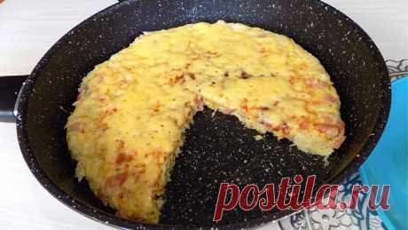 Капустная запеканка с колбасой и сыром приготовленная на сковороде. Простой рецепт приготовления вкусного и быстрого завтрака для всей семьи. Продукты (на 2 порции) Капуста белокочанная (кочан среднего размера) - 1 шт. Колбаса полукопченая (колбаски) - 200 г Сыр твердый - 100 г Яйца куриные - 2-3 шт. --------------------------------------------- Капусту мелко порезать, выложить в сковороду, залить водой, посолить и тушить под крышкой до мягкости. Колбасу порезать кубиками, сыр натереть на мелк…