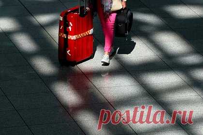 Россиянам рассказали о способах добраться до Испании. Российским туристам предложили несколько способов добраться до Испании. Подборку с наиболее удобными вариантами опубликовал портал TourDom. Как сообщает издание, самые популярные у россиян направления — Коста-Брава, Коста-Дорада, Коста-дель-Соль. Туда можно добраться с одной пересадкой.