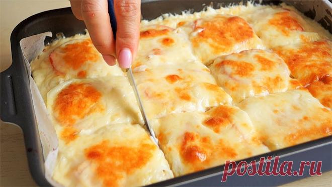 Рецепт ИЗ КУРИНОГО ФИЛЕ, покоривший моё сердце! Быстро, сочно и Очень Вкусно!!! Понравится и Вам!!! куриное филе 800 г +- луковица 1 шт помидоры 1-2 шт заливка: яйцо 4 шт сметана 5 ст.л соль и перец молотый по вкусу сыр 100 г + 100 г для посыпки Форма у меня 32*20 см Выпекаем при 180* 30 минут, посыпаем сыром и еще на 10-15 минут в духовку Приятного аппетита!