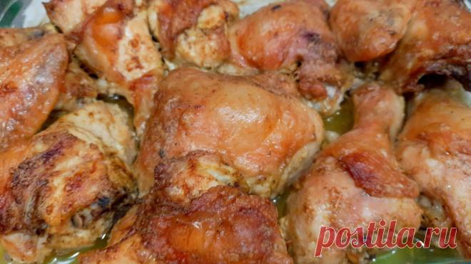 Очень вкусная и сочная курица в духовке.Курица кусочками в духовке для праздничного стола! 1.5-2 кг курица2-4 зубчика чеснока,1 ч л приправа для курицы1 ч.л карри1 ч.л соли3 ст л майонезаЗапекать 40-50 мин.при 200С 