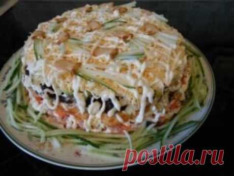 Салат «Вкусняшка» Салат «Вкусняшка» Ингредиенты для приготовления: ● 200 г консервированных грибов (опята либо шампиньоны)  ● 250 г куриного филе.  ● 150 г ветчины.  ● 2 перца (сладкого)  ● 250 г консервированных ананасов.  ● 40 г изюма.  ● 40 г грецких орехов.  ● щепотка соли.  ● 1 пачка майонеза. Приготовление: Салат «Вкусняшка» простейший в приготовлении и по-настоящему вкусный. Готовка заключается в нарезке необходимых ингредиентов и заправка их майонезом.