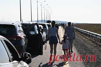 «Боже мой, бедный наш Крым». Тысячи авто и 8 часов в очереди: у Крымского моста образовалась рекордная пробка. Что там творится?