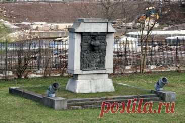 Памятный знак в честь основания Охтинского порохового завода (С-Петербург)