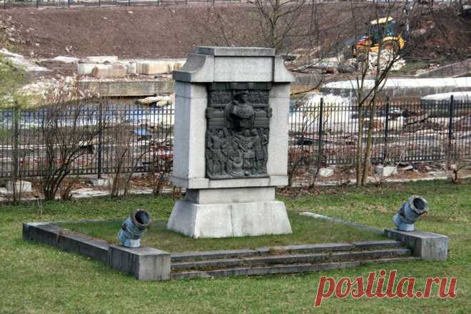 Памятный знак в честь основания Охтинского порохового завода (С-Петербург)