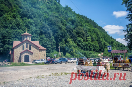 Лик Христа на скале в Архызе явился людям 20 лет назад. Споры и паломничество возрастает с каждым годом