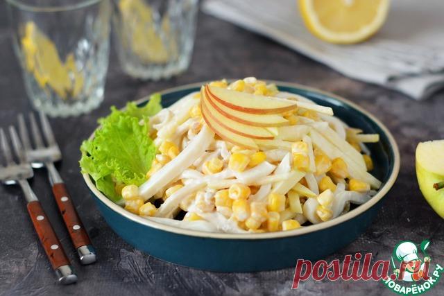 Салат с кальмарами, яблоком и кукурузой. Несмотря на простоту ингредиентов, этот салат получается очень вкусным и сочным. И в праздники, и в будни будет акутуален.