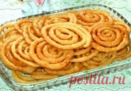 ДЖАЛЕБИ - Невероятно вкусное, красивое и необычное хрустящее лакомство - У нас так Излюбленное лакомство индийских сладкоежек! Невероятно вкусное, красивое и необычное хрустящее лакомство непременно станет Вашей любимой сладостью, а Ваши дети будут в неописуемом восторге. Мука – 1,5 стакана Крупа...