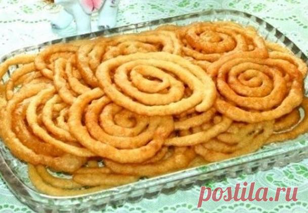 ДЖАЛЕБИ - Невероятно вкусное, красивое и необычное хрустящее лакомство - У нас так Излюбленное лакомство индийских сладкоежек! Невероятно вкусное, красивое и необычное хрустящее лакомство непременно станет Вашей любимой сладостью, а Ваши дети будут в неописуемом восторге. Мука – 1,5 стакана Крупа...