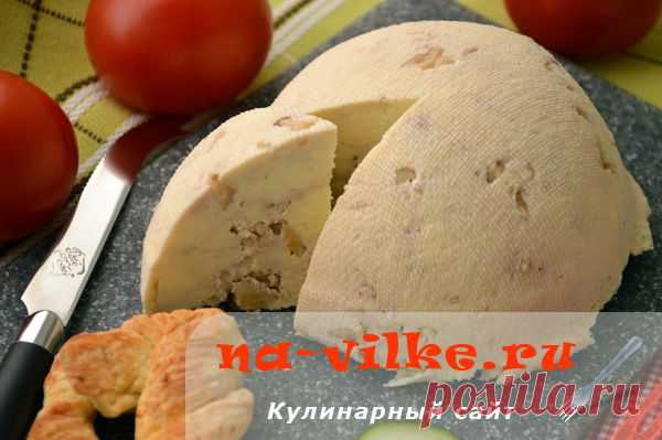 Домашний сыр с грецкими орехами