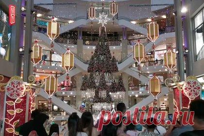 Турист попал в больницу из-за упавшей с потолка елки в канун Рождества. Турист из Сингапура попал в больницу после того, как рождественская елка упала ему на голову в торговом центре Куала-Лумпура. 44-летний Джулиус Ли приехал в Малайзию с женой и дочерью и в канун праздника гулял с семьей по торговому центру. Внезапно на него упало подвешенное к потолку украшение.