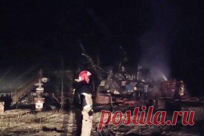 Названа причина взрыва на нефтяном месторождении в ХМАО. Причиной взрыва на месторождении в Ханты-Мансийском автономном округе стала халатность при ремонте. Взрыв произошел из-за воспламенения вырвавшихся в ходе работ паров. ЧП произошло вечером 14 августа, сообщалось о пятерых пострадавших. Еще двоих человек спасти не удалось.