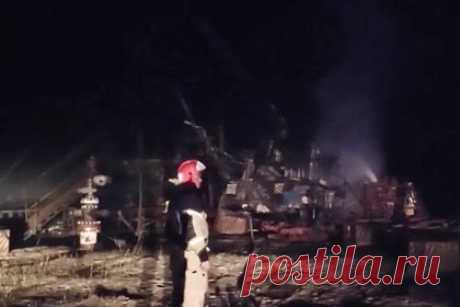 Названа причина взрыва на нефтяном месторождении в ХМАО. Причиной взрыва на месторождении в Ханты-Мансийском автономном округе стала халатность при ремонте. Взрыв произошел из-за воспламенения вырвавшихся в ходе работ паров. ЧП произошло вечером 14 августа, сообщалось о пятерых пострадавших. Еще двоих человек спасти не удалось.