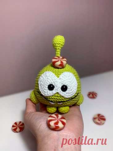 PDF Ам Ням крючком. FREE crochet pattern; Аmigurumi toy patterns. Амигуруми схемы и описания на русском. Вязаные игрушки и поделки своими руками #amimore - Ам Нямчик из игры Cut the Rope, Ам Ням из мультсериала &quot;Приключения Ам Няма&quot;.