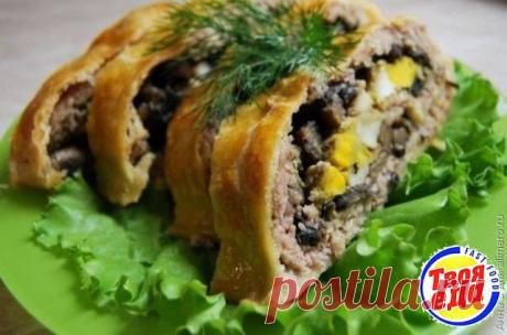 Мясной рулет с грибами в слоеном тесте