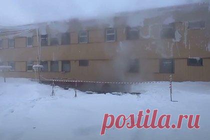 В российском городе из-под земли забил горячий источник. В Ноябрьске из-за прорвавшейся трубы из-под земли забил горячий источник. Протечку обнаружили жильцы аварийного деревянного общежития по адресу улица Ленина, 8. На записи, опубликованной «Ямал-медиа», можно увидеть, как от участка земли идет пар. Жители общежития обратились в ЕДДС для устранения проблемы.