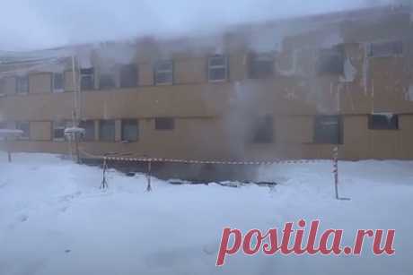 В российском городе из-под земли забил горячий источник. В Ноябрьске из-за прорвавшейся трубы из-под земли забил горячий источник. Протечку обнаружили жильцы аварийного деревянного общежития по адресу улица Ленина, 8. На записи, опубликованной «Ямал-медиа», можно увидеть, как от участка земли идет пар. Жители общежития обратились в ЕДДС для устранения проблемы.