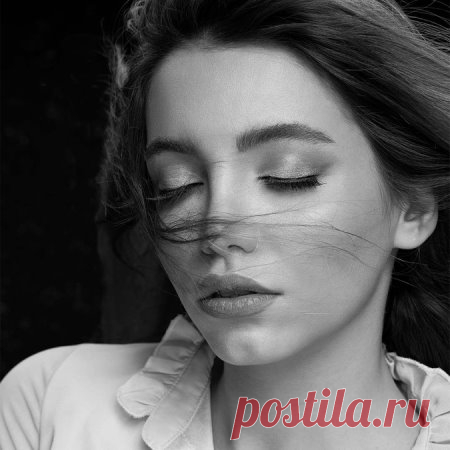 «Недавно устроилась на новую работу, тут все девочки как с обложки. Тоже так хочу. С одеждой я справилась, а вот макияж постоянно не в порядке, и что с ним делать, ума не приложу.
Скоро состоится важное мероприятие в честь годовщины компании, хотелось бы выглядеть идеально. Наверное, запишусь на этот день к визажисту. Где б найти еще специалиста, чтоб сделал идеальный макияж…
Даже если и сделают мне идеальный макияж, хочется же каждый день выглядеть хорошо. Может быть пойт...