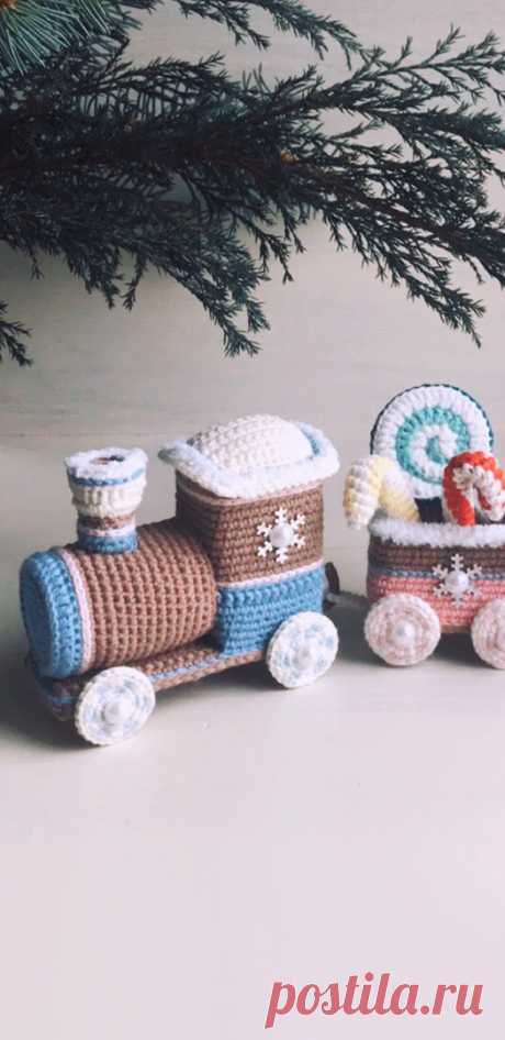 PDF Новогодний паровозик крючком. FREE crochet pattern; Аmigurumi toy patterns. Амигуруми схемы и описания на русском. Вязаные игрушки и поделки своими руками #amimore - поезд, паровоз, паровозик к Новому году.