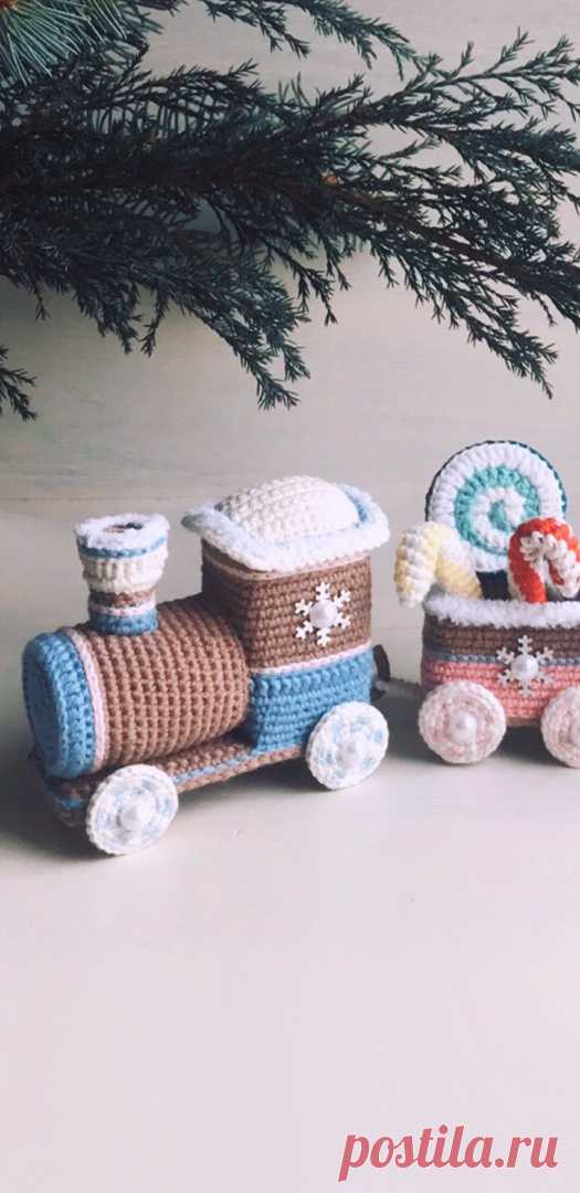 PDF Новогодний паровозик крючком. FREE crochet pattern; Аmigurumi toy patterns. Амигуруми схемы и описания на русском. Вязаные игрушки и поделки своими руками #amimore - поезд, паровоз, паровозик к Новому году.