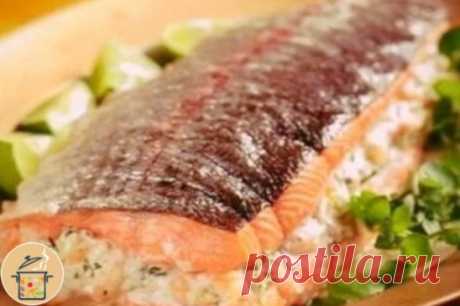 Горбуша, фаршированная сыром и грибами!     
Ингредиенты  
-горбуша с/м 1 шт. 
-сыр 200 гр. 
-лук 2 шт. 
-шампиньоны 4-5 шт. 
-майонез 4 ст.л. 
-чеснок 3 зубчика 
-сок половины лимона 
-перец 
-соль