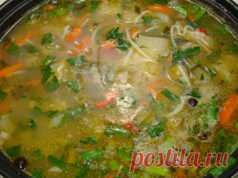 Суп с консервированными горошком и кукурузой.