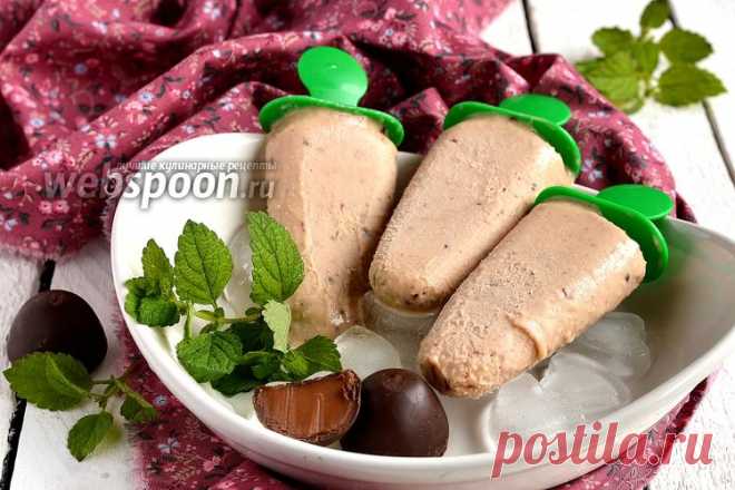 Бананово-кокосовое мороженое с кусочками шоколадных конфет  Предлагаю приготовить бананово-кокосовое мороженое 
Мороженое получается с выраженным кокосово-банановым вкусом, нежной кремовой текстурой с маленькими кусочками шоколадных конфет. 
Конфеты вкуснее всего взять с шоколадно-коньячной начинкой — это добавит мороженому дополнительные вкусовые нюансы. Сливки для этого мороженого использованы жирностью 22%.