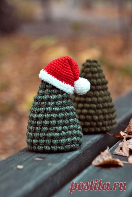 PDF Ёлочка крючком. FREE crochet pattern; Аmigurumi toy patterns. Амигуруми схемы и описания на русском. Вязаные игрушки и поделки своими руками #amimore - новогодняя ёлка из обычной пряжи, маленькая ёлочка к Новому году, елка, елочка.