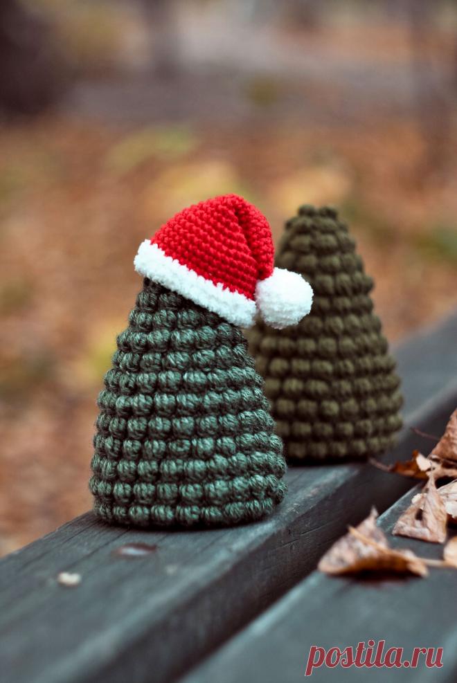 PDF Ёлочка крючком. FREE crochet pattern; Аmigurumi toy patterns. Амигуруми схемы и описания на русском. Вязаные игрушки и поделки своими руками #amimore - новогодняя ёлка из обычной пряжи, маленькая ёлочка к Новому году, елка, елочка.