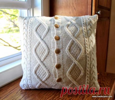 Подставки под горячее и подушка из старого свитера.