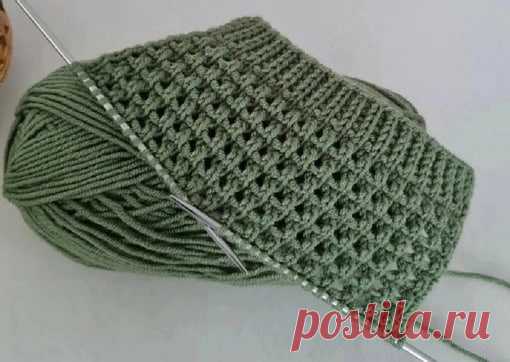 Плотный узор спицами с квадратиками Плотный узор спицами с квадратикамиРаппорт узора 2 петли и 4 ряда.Для вязания узора поворотными рядами необходимо набрать количество петель кратное 2 + 1 петля для симметрии + 2 кромочные петли (набрать нечетное количество петель).
Описание раппорта узора поворотными рядами: 1...