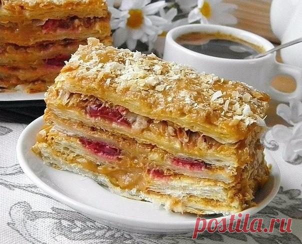 ТОРТ ИЗ СЛОЁНОГО ТЕСТА СО СГУЩЕНКОЙ И ВИШНЕЙ 

Ингредиенты: 
Тесто слоеное — 500 гр. 
Сгущенка вареная — 300 гр. 
Сметана — 100 гр. 
Вишни — 200 гр. 

Приготовление: 
1. Подготовьте продукты для тортика. Тесто достаньте из упаковки и разморозьте при комнатной температуре. 
2. Разделите тесто на 4-5 частей. Раскатывать его не нужно, пусть будут коржи не слишком тонкими. Обязательно проколите тесто вилкой в нескольких местах, чтобы коржи сильно не вздувались. Переложите их противень, застеленный б