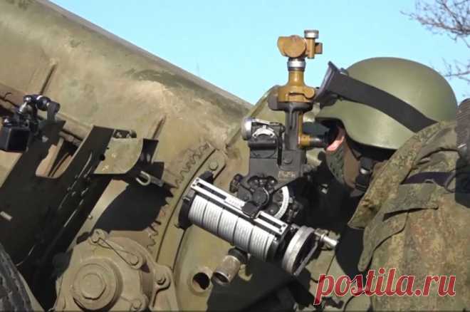 Доброволец рассказал о поражении БМП противника из гаубицы Д-30. Боевая машина пехоты ВСУ занималась подвозом личного состава с целью занять новые позиции.