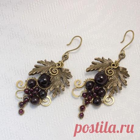 Серьги, материал: латунь, фурнитура, гранат. Заказать можно здесь vk.com/kaffclub @_flamens_  #_flamens_  #brass #earings #garnet #grapes #bunchofgrapes #gift #etsy #etsyshop #etsyseller #etsyjewelry #etsyflamens #boho #bohochic #гранат #гроздь #виноград #латунь #стиль