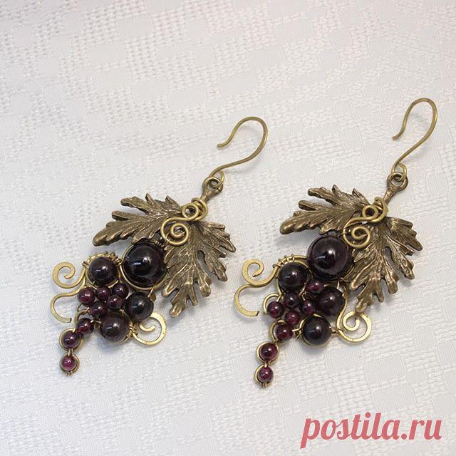 Серьги, материал: латунь, фурнитура, гранат. Заказать можно здесь vk.com/kaffclub @_flamens_  #_flamens_  #brass #earings #garnet #grapes #bunchofgrapes #gift #etsy #etsyshop #etsyseller #etsyjewelry #etsyflamens #boho #bohochic #гранат #гроздь #виноград #латунь #стиль