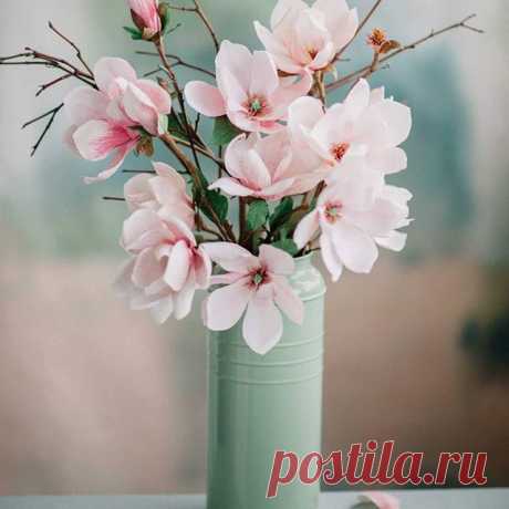 Happy spring everybody! ...lovely pic from the talented @deersphotos #paperflowers #paperflowerscenterpiece #craft #crepepaperflowers #cartotecnicarossi #crepepaper #deersphotography #papermagnolia #springflowers