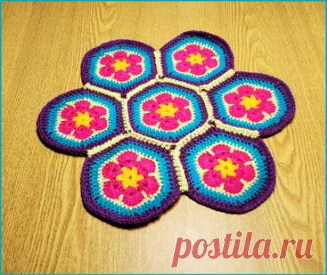 Купить Вязаная крючком салфетка из мотивов африканский цветок - подарок для женщины, небольшой подарок