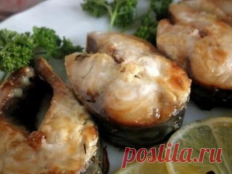 Скумбрия + горчuчный соус - шuкарное сочетание!
Ингредиенты:
- скумбрия - 2 рыбки;
- репчатый лук - 1 шт.;
- майонез - 2 ст. л.;
- соевый соус - 3 ст. л.;
- горчица - 2 ст. л.;
- зелень для подачи.
Приготовление