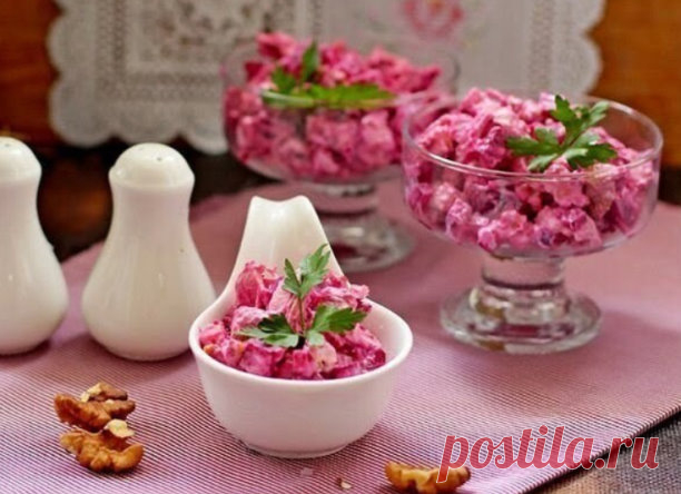 Полезно и очень вкусно: свекольный салат с курицей Ингредиенты: Свекла 4 шт. (400 г) Куриное филе отварное 400 г Грецкие орехи 0,5 стакана Йогурт натуральный 0,5 стакана Зелень для украшения Соль, перец по вкусу Приготовление: Грецкие орехи поджарить на сухой сковороде пару минут. Нарезать кубиком свеклу и куриную грудку. Орехи порубить. Все ингредиенты перемешать, заправить йогуртом и посолить - поперчить по вкусу.