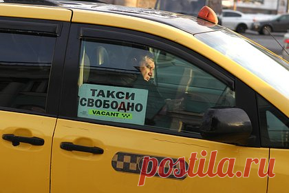 Резкий рост цен на такси объяснили. Цены на такси в Москве резко выросли из-за нехватки водителей, сезонности и проблем с навигацией, заявила председатель Общественного совета по развитию такси Ирина Зарипова. Она напомнила, что в такси существует динамическое тарифообразование, при котором алгоритм повышает цену, если заказов больше, чем исполнителей.
