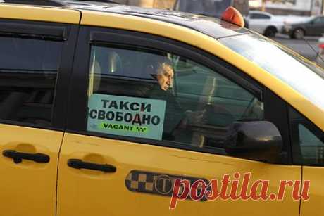 Резкий рост цен на такси объяснили. Цены на такси в Москве резко выросли из-за нехватки водителей, сезонности и проблем с навигацией, заявила председатель Общественного совета по развитию такси Ирина Зарипова. Она напомнила, что в такси существует динамическое тарифообразование, при котором алгоритм повышает цену, если заказов больше, чем исполнителей.