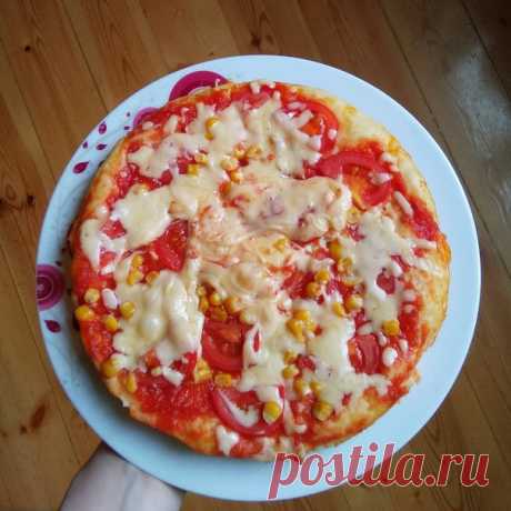 А-ЛЯ ПИЦЦА НА СКОВОРОДЕ 
Безумно вкусное и воздушное тесто, много соуса, начинки и сыра. Естественно ничего общего с классической пиццей. Разве, что немного внешний вид похож, но пирог этот дико вкусный. Попробуйте обязательно! Не пожалеете.
Нам понадобится:
1 яйцо
3 ст.л йогурта
3 ст.л растительного масла
Щепотка соли
1 ч.л разрыхлителя
1 стакан муки (стакан 250, мл)
Соус любой, например, кетчуп, салча разбавленная водой и сдобренная специями (у меня сегодня домашний кетч...