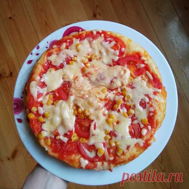 А-ЛЯ ПИЦЦА НА СКОВОРОДЕ 
Безумно вкусное и воздушное тесто, много соуса, начинки и сыра. Естественно ничего общего с классической пиццей. Разве, что немного внешний вид похож, но пирог этот дико вкусный. Попробуйте обязательно! Не пожалеете.
Нам понадобится:
1 яйцо
3 ст.л йогурта
3 ст.л растительного масла
Щепотка соли
1 ч.л разрыхлителя
1 стакан муки (стакан 250, мл)
Соус любой, например, кетчуп, салча разбавленная водой и сдобренная специями (у меня сегодня домашний кетч...