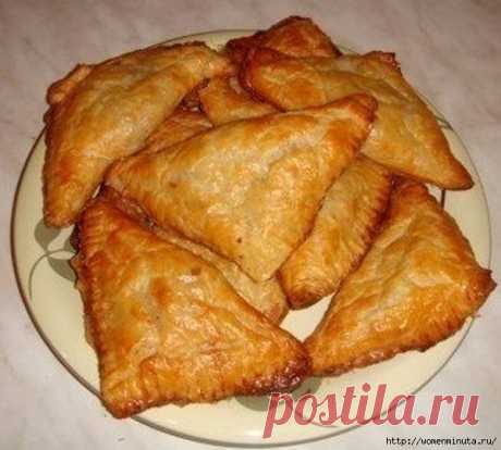 Пирожки с начинкой из плавленных сырков и лука.