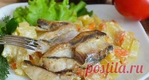 Скумбрия, тушеная в сметане с морковью и луком

Скумбрия получается восхитительно вкусной. 
скумбрия — 2 шт
лук — 2 шт
морковь — 2 шт
сметана — 100 гр
растительное масло — 1 ст.л
соль, перец