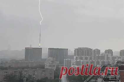 Удар молнии по Останкинской телебашне засняли на видео
