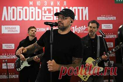 Баста спел свои хиты на станции метро