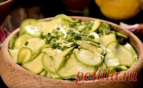 Кабачки по-корейски: 6 самых вкусных рецептов быстрого приготовления Доброго дня, любители овощных блюд! Сегодня продолжаю писать рецепты кабачков. На этот раз они будут по-корейски. То есть останутся свежими, что позволит сохранить в плодах максимум полезных веществ. Напомню, что вы уже можете почитать способы жарки кабачков, запекания, приготовления из них оладий и икры. Но вернемся к сегодняшним героям дня — кабачкам по-корейски в домашних условиях. Их можно приготовить...